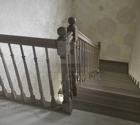 Светлая лестница с подсветкой на металлокаркасе ЛС-1371 - фото 5